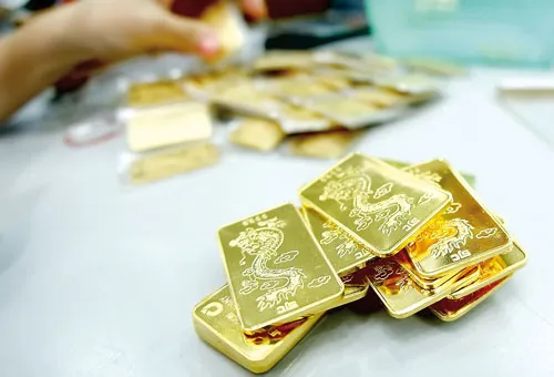 Sản xuất vàng tại SJC. Ảnh: LÃ ANH