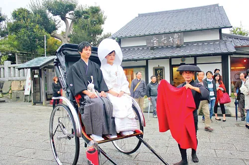 Đôi uyên ương hạnh phúc trên chiếc xe kéo truyền thống.