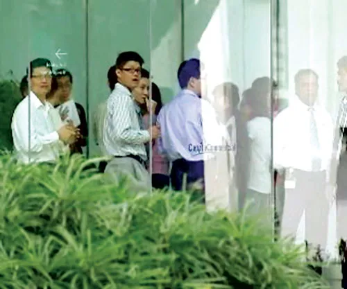 Khách hàng MF Global Singapore ùn ùn đến rút tiền sáng 2-11.