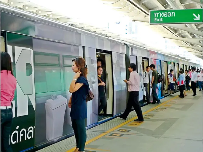 Hành khách chuẩn bị lên tàu MRT.