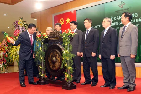 Bộ trưởng Đinh Tiến Dũng đánh chiêng khai trương giao dịch đầu năm mới 2016.