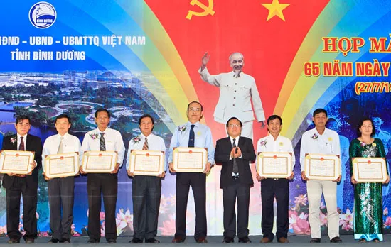 Ông Hồ Song Ngọc, Phó TGĐ, đại diện Tôn Đông Á (giữa) nhận bằng khen do Chủ tịch UBND tỉnh Bình Dương trao tặng.