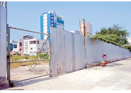 Dự án Viendong Meridian theo kế hoạch khánh thành và đưa vào sử dụng năm 2012 nhưng đến nay vẫn là bãi đất trống sau lớp tole bao quanh. Ảnh: HÀ MINH