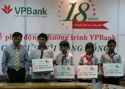 Ông Phan Ngọc Hòa, Phó TGĐ VPBank trao quà cho học sinh nghèo hiếu học