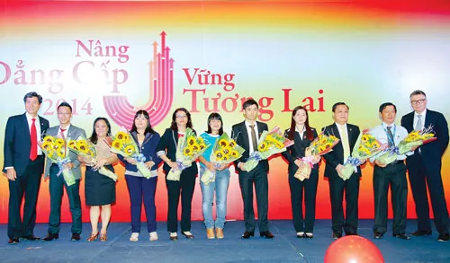 Tuyên dương các đại lý bảo hiểm xuất sắc tại AIA Việt Nam.