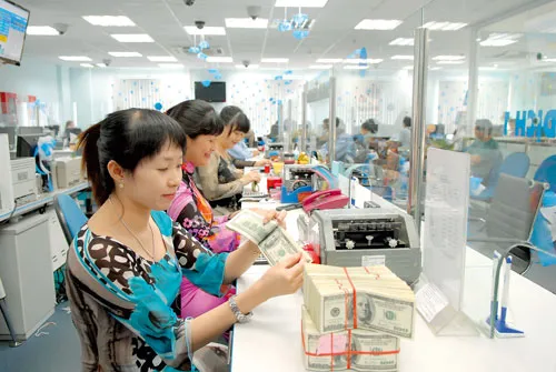 Giao dịch ngoại tệ tại Eximbank. Ảnh: CAO THĂNG