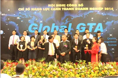 Ông Đoàn Chí Thanh, Tổng giám đốc Hoàng Anh Sài Gòn nhận cúp top Brands 2014.