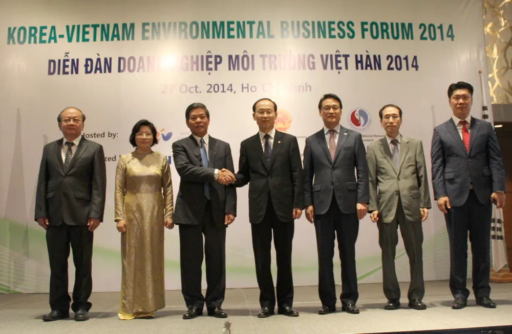 Bộ trưởng Bộ TN-MT Việt Nam Nguyễn Minh Quang và Bộ trưởng Bộ Môi trường Hàn Quốc Yoon Seong-Kyu tại Diễn đàn.