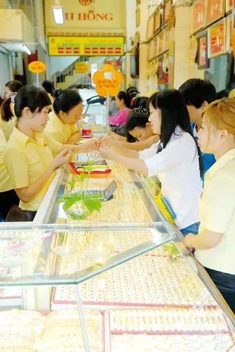 Việc siết hoạt động kinh doanh vàng sẽ ảnh hưởng đến quyền lợi người dân. Ảnh: C.THĂNG