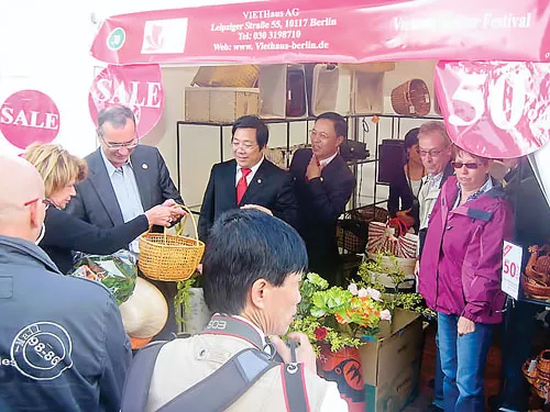 Những sản phẩm thủ công mỹ nghệ của Viethaus rất được người tiêu dùng Đức ưa chuộng. Những sản phẩm thủ công mỹ nghệ của Viethaus rất được người tiêu dùng Đức ưa chuộng.