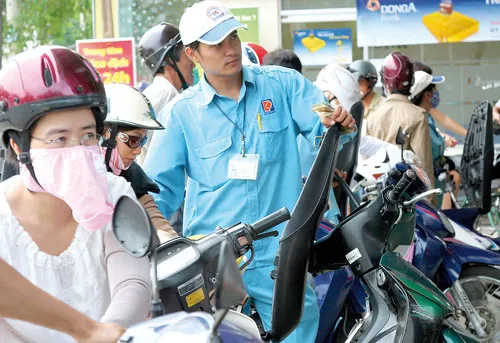 Nhốn nháo giá xăng khiến DN nghẹt thở. Ảnh: L. ANH Nhốn nháo giá xăng khiến DN nghẹt thở. Ảnh: L. ANH
