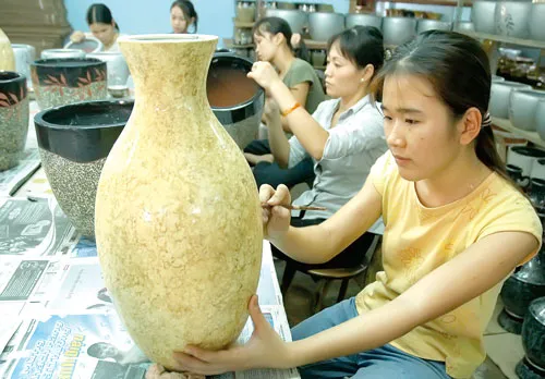 Xuất khẩu hàng thủ công mỹ nghệ qua B2B đang đạt được hiệu quả thiết thực. Ảnh: CAO THĂNG