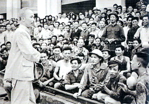Chủ tịch Hồ Chí Minh thăm cán bộ, công nhân Nhà máy Xe lửa Gia Lâm (Hà Nội) ngày 19-5-1955. Chủ tịch Hồ Chí Minh thăm cán bộ, công nhân Nhà máy Xe lửa Gia Lâm (Hà Nội) ngày 19-5-1955.