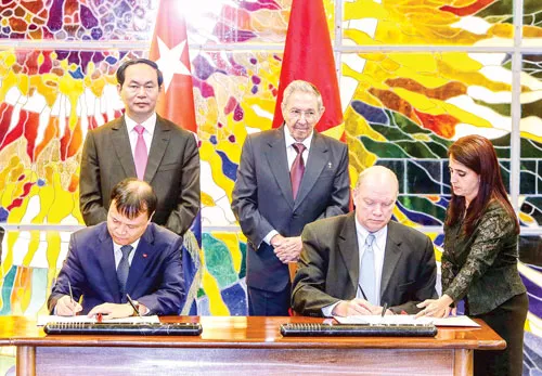 Cuối năm 2016, Chủ tịch nước Trần Đại Quang thăm Cộng hòa Cuba; tham dự Tuần lễ Cấp cao Diễn đàn APEC tại Peru (17 đến 20-11); thăm cấp Nhà nước tới Cộng hòa Italia (21 đến 24-11); tham dự Hội nghị Cấp cao Pháp ngữ Madagascar. (Trong ảnh: Chủ tịch nước Trần Đại Quang và Chủ tịch Hội đồng Nhà nước Cuba Raul Castro chứng kiến Lễ ký các văn kiện hợp tác).