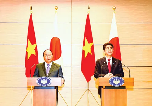 Ngày 27-5, Thủ tướng Nguyễn Xuân Phúc tham dự Hội nghị Thượng đỉnh 7 nước công nghiệp phát triển (G7) mở rộng, tổ chức tại tỉnh Mie, Nhật Bản; thăm Nhật Bản và hội đàm với Thủ tướng Nhật Bản Shinzo Abe. Từ ngày 10 đến 15-9-2016, Thủ tướng thăm chính thức Trung Quốc, dự Hội chợ Trung Quốc - ASEAN và Hội nghị Thượng đỉnh thương mại và đầu tư Trung Quốc - ASEAN lần thứ 13 tại Nam Ninh. (Trong ảnh: Thủ tướng Nguyễn Xuân Phúc và Thủ tướng Shinzo Abe thông báo kết quả hội đàm).