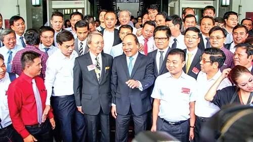 Thủ tướng Nguyễn Xuân Phúc cùng doanh nghiệp tại Hội nghị doanh nghiệp Việt Nam năm 2016 với chủ đề: “Doanh nghiệp Việt Nam - Động lực phát triển kinh tế của đất nước”. Thủ tướng Nguyễn Xuân Phúc cùng doanh nghiệp tại Hội nghị doanh nghiệp Việt Nam năm 2016 với chủ đề: “Doanh nghiệp Việt Nam - Động lực phát triển kinh tế của đất nước”.