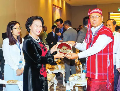 Mở rộng đối ngoại đa phương, năm 2016 Chủ tịch Quốc hội Nguyễn Thị Kim Ngân đã viếng thăm nhiều nước. Cuối tháng 9-2016, Chủ tịch Quốc hội đã thăm chính thức Cộng hòa Liên bang Myanmar và tham dự Đại hội đồng Liên Nghị viện Hiệp hội các quốc gia Đông Nam Á lần thứ 37 (AIPA-37) tại thủ đô Nay Pyi Taw, Myanmar. (Trong ảnh: Chủ tịch Quốc hội Nguyễn Thị Kim Ngân tặng quà lưu niệm cho Chủ tịch Quốc hội Myanmar, ngài Mahn Win Khaing Than).