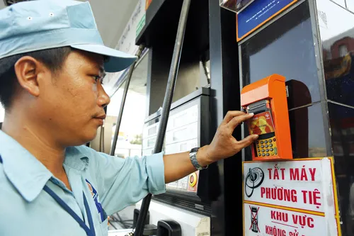 Tăng thêm ưu đãi khi thanh toán mới tạo động lực người sử dụng thẻ thanh toán, như thanh toán thẻ khi đổ xăng. Ảnh: LÃ ANH