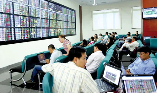 Diễn biến trên TTCK trong năm qua khiến NĐT không khỏi lúng túng. Ảnh: LÃ ANH