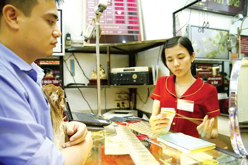 Vẫn biết giá vàng trong nước cao hơn nhiều so với giá thế giới nhưng nhiều người dân vẫn đổ xô mua vàng. Ảnh: LÃ ANH