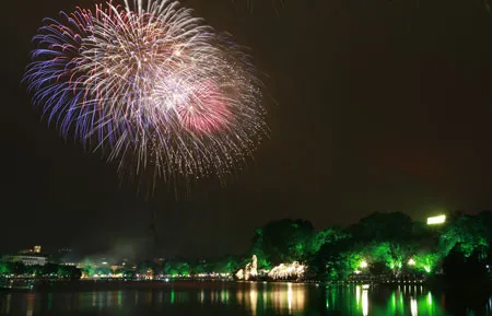 Đúng 29 giờ, những chùm pháo hoa đầu tiên rực rỡ trên bầu trời hồ Gươm.