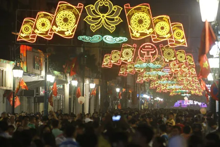 Các ngả đường về khu vực hồ Gươm đông vui, náo nhiệt.