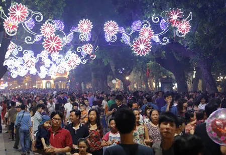 Người dân náo nức chờ giây phút được xem pháo hoa.