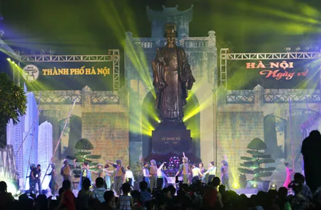 Cùng lúc, tại khu vực tượng Lý Thái Tổ diễn ra chương trình ca nhạc Hà Nội ngày trở về.