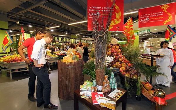 Hàng Việt Nam thu hút sự quan tâm người tiêu dùng sở tại.