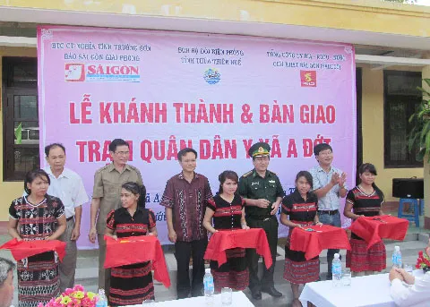 Lễ cắt băng khánh thành công trình Trạm quân dân y xã A Đớt.