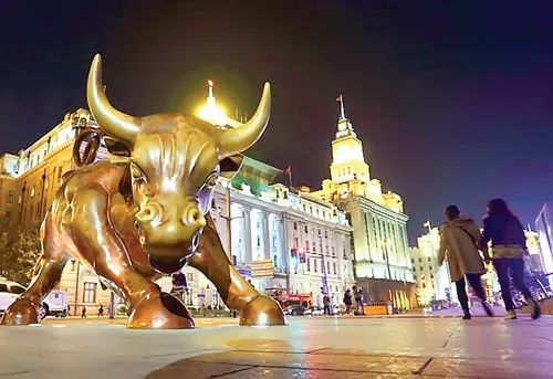 Tượng “Con bò tài chính” ở Bến Thượng Hải.