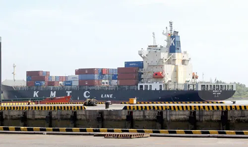 Do kho bãi không còn chỗ chứa, hàng cập cảng buộc phải để trên tàu. Ảnh: M. TUẤN