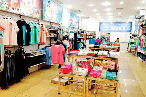 Nhiều gian hàng thời trang tại các TTTM đang trong trình trạng vắng khách. Ảnh: LÃ ANH Nhiều gian hàng thời trang tại các TTTM đang trong trình trạng vắng khách. Ảnh: LÃ ANH