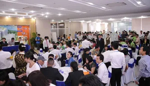 Đông đảo khách tới tham quan và đặt mua căn hộ Him Lam Riverside giai đoạn 2.