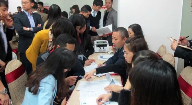 Người mua nhà quan tâm giao dịch tại lễ mở bán một dự án gần đây