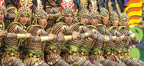 Các chàng trai khỏe khoắn trong lễ hội Sinulog.
