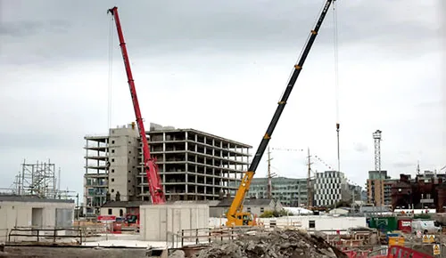 Trụ sở bỏ dở của ngân hàng Anglo Irish Bank ở Dublin (Ireland) cũng là một tài sản chứng khoán thế chấp.