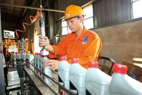 Dây chuyền sản xuất, đóng gói dầu nhờn của Petro Vietnam. Ảnh: LÃ ANH