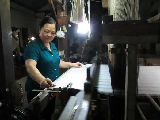 Nghệ nhân Nguyễn Thị Tâm miệt mài bên khung cửi. Nghệ nhân Nguyễn Thị Tâm miệt mài bên khung cửi.