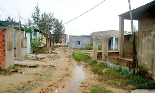 Nhà xây trái phép trong phần đất được quy hoạch xây dựng làng đại học. Ảnh: HÀ MINH