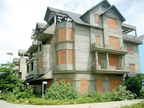 Thị trường tê liệt dẫn đến nhiều dự án bị hoang hóa.