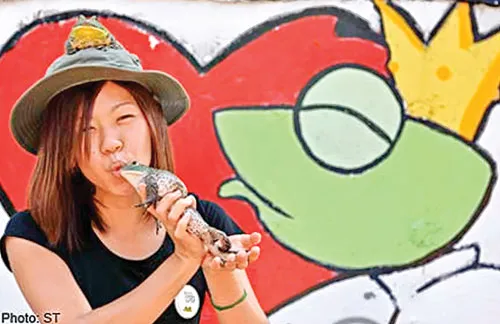 "Công chúa" Chelsea Wan đang nâng niu một chàng "hoàng tử" ếch.