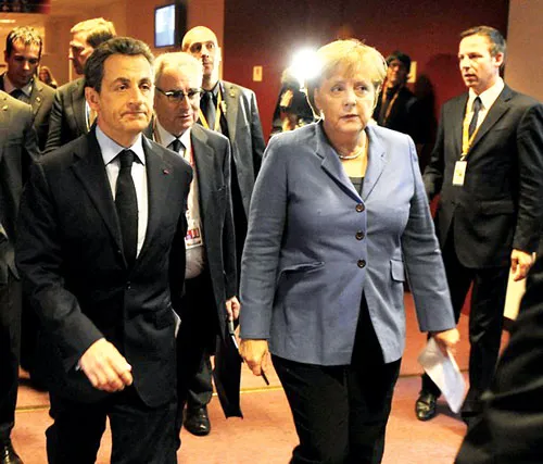 Các lãnh đạo châu Âu vào phòng họp thượng đỉnh hôm qua 26-10.