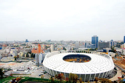 Việc xây lại sân Olympic ở Ukraine còn tốn kém hơn Ba Lan xây mới sân Warsaw.