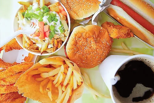 Fast food đang bành trướng mạnh mẽ trên thế giới. Fast food đang bành trướng mạnh mẽ trên thế giới.