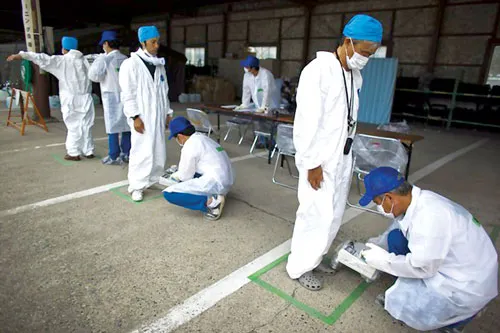 Kiểm tra phóng xạ trên cư dân quanh Fukushima.