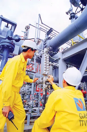 Công nhân vận hành khai thác khí tại Nhà máy Dinh Cố. Ảnh: VIỆT DŨNG