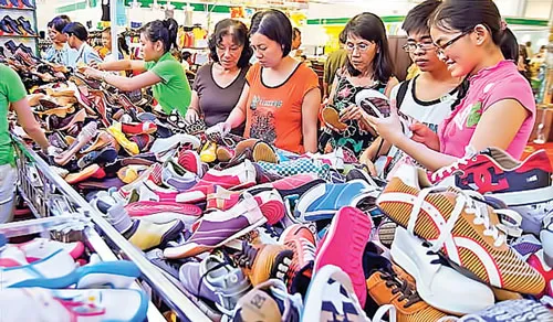 Hàng Trung Quốc tràn ngập các chợ ở Việt Nam.