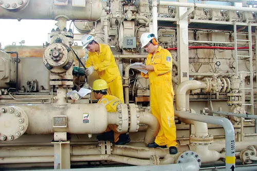 Các kỹ sư của Tổng CTCP Khí Việt Nam đang vận hành thiết bị. Các kỹ sư của Tổng CTCP Khí Việt Nam đang vận hành thiết bị.