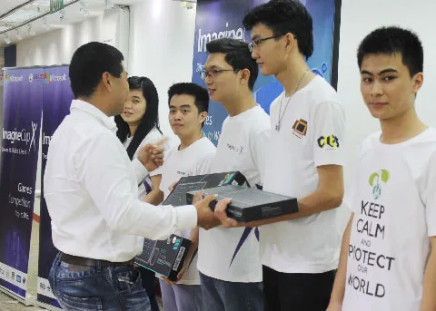 Đại diện Ban tổ chức trao giải cho các đội thi đạt giải.